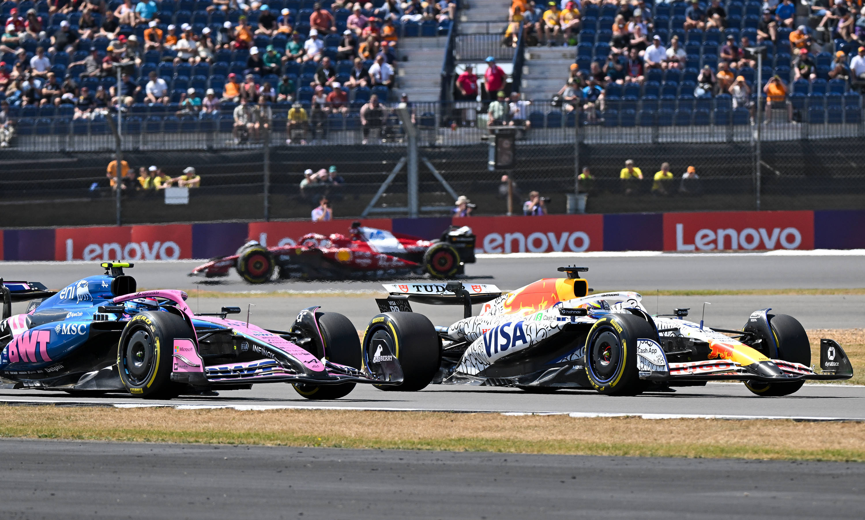 红牛二队鏖战梅赛德斯，诺里斯统治全场