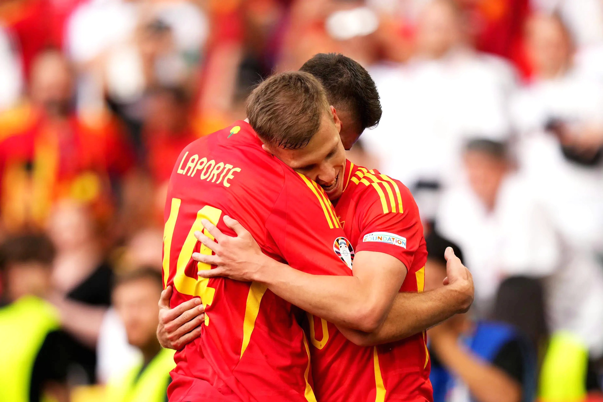 红牛二队鏖战梅赛德斯，诺里斯统治全场